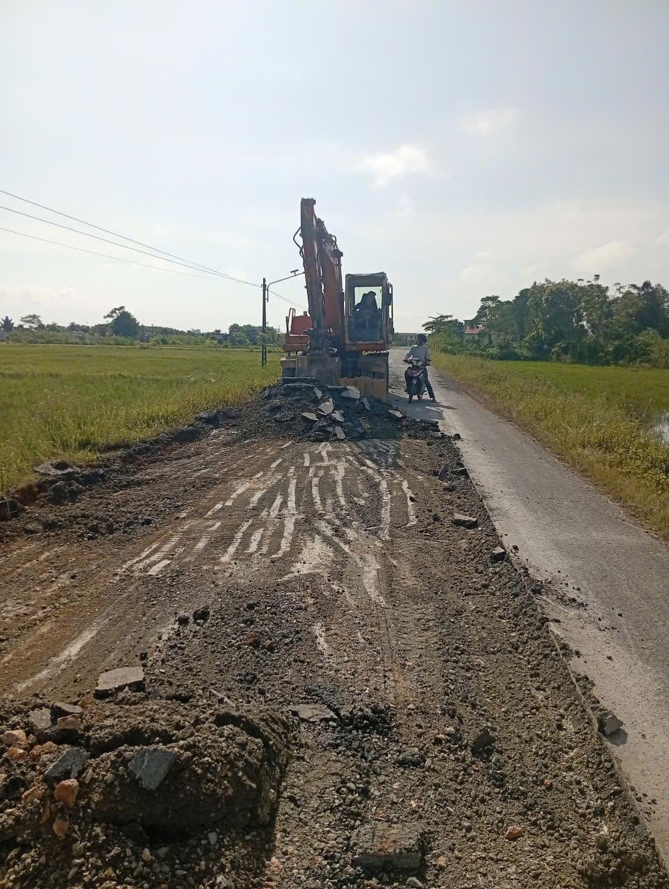 XÃ TRIỆU BÌNH: Chỉ đạo sữa chữa, khắc phục những đoạn đường hư hỏng gây mất an toàn giao thông
