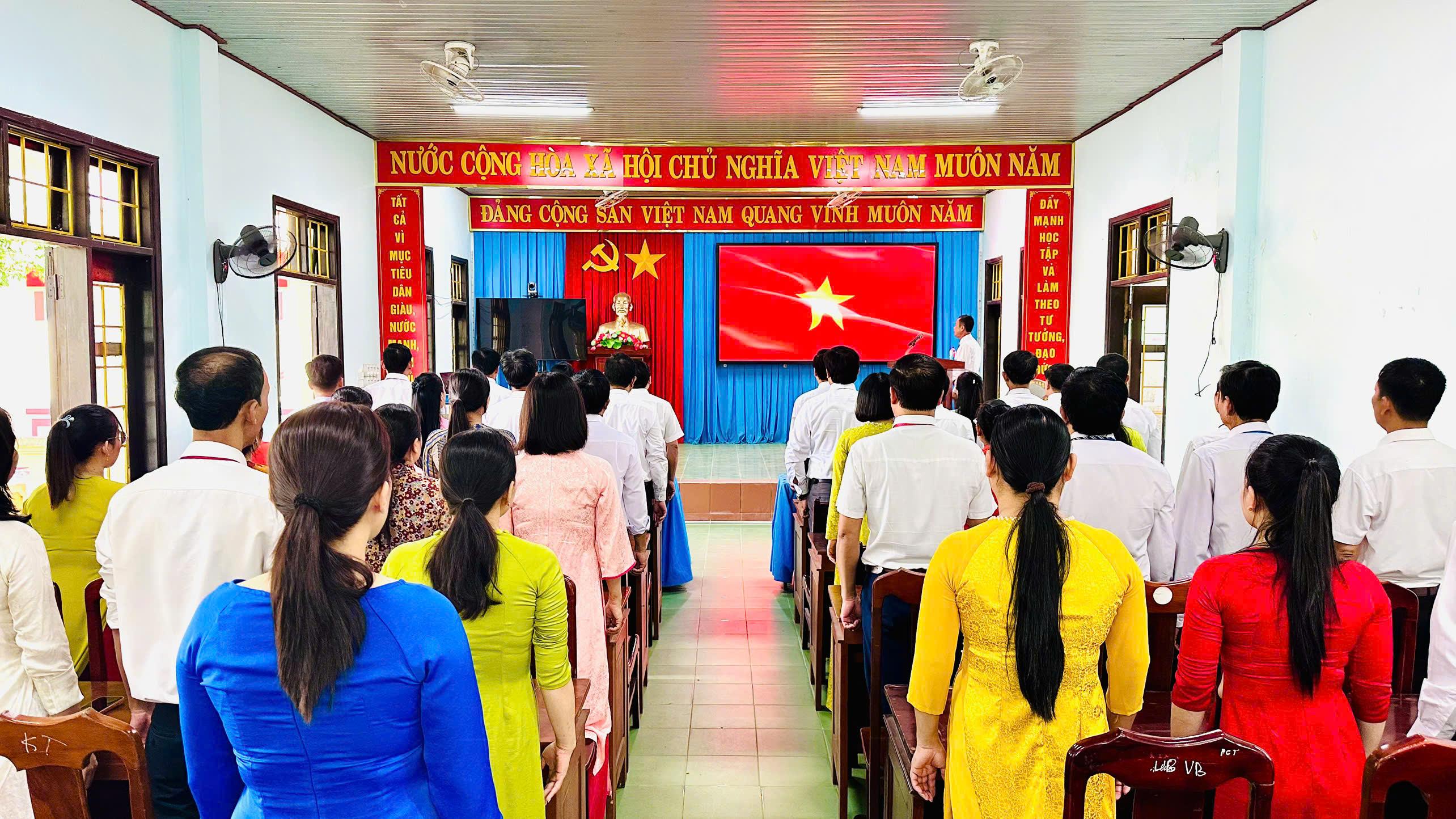 Triệu Bình: Lễ chào cờ và sinh hoạt tư tưởng tháng 8 - hướng tới kỷ niệm 81 năm Cách mạng tháng...