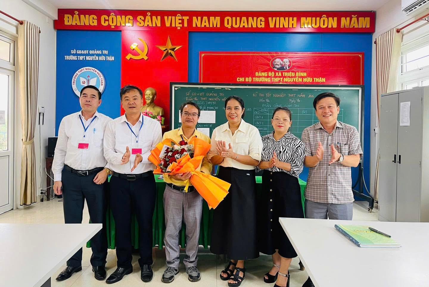 Lãnh đạo xã Triệu Bình thăm, động viên hội đồng thi tốt nghiệp THPT năm 2026 tại điểm thi trường...