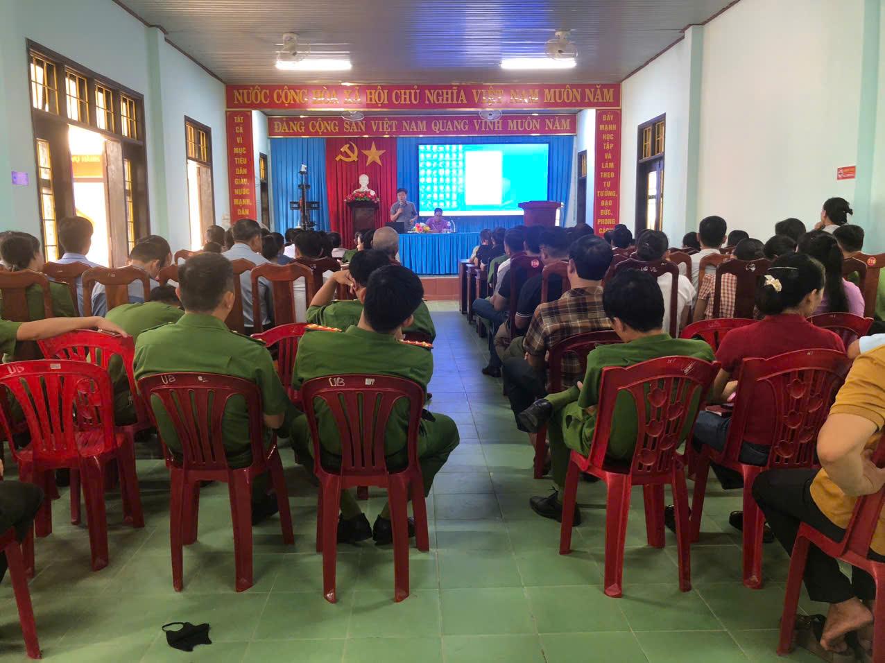 UBND xã Triệu Bình tổ chức họp chi trả quà tặng cho toàn thể Nhân dân nhân dịp kỷ niệm 80 năm Cách...