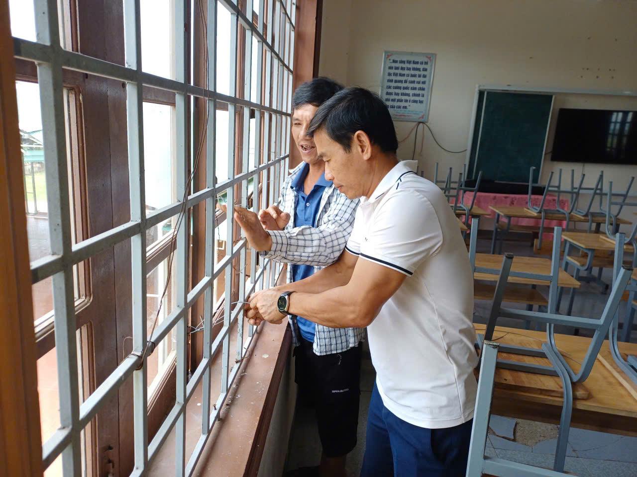 Các trường học trên địa bàn xã Triệu Bình triển khai các phương án ứng phó với bão số 5 ( Kajiki...