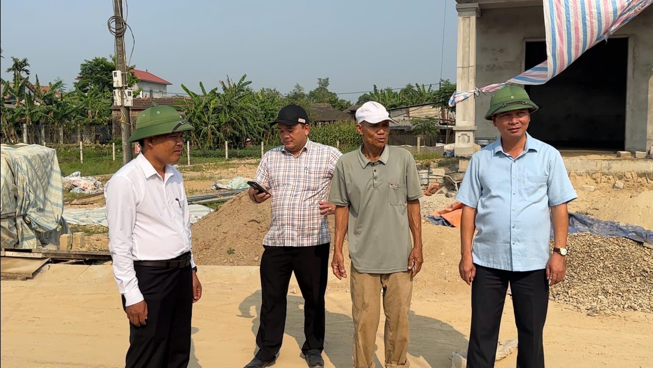UBND xã Triệu Bình làm việc với các hộ dân thôn An Lợi về bàn giao mặt bằng thi công công trình...