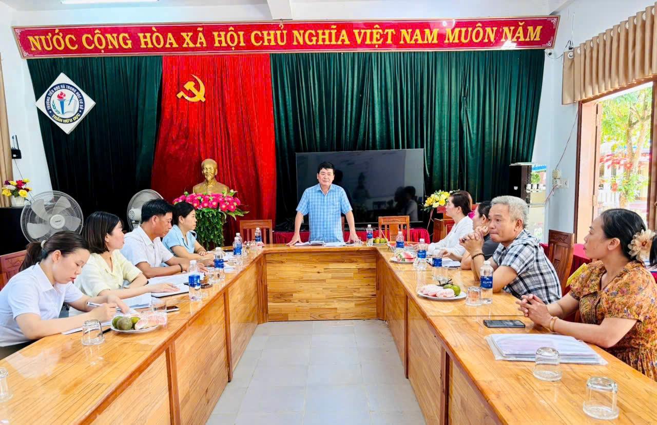 Đoàn kiểm tra số 172 của Ban Thường vụ Đảng ủy xã Triệu Bình tiến hành kiểm tra đối với chi bộ trường...